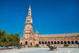 Tower and horse and carriage at Spain Square, Plaza de Espana, in Sevilla Tower and horse and carriage at Spain Square, Plaza de Espana, in Sevilla, Andalusia, Spain